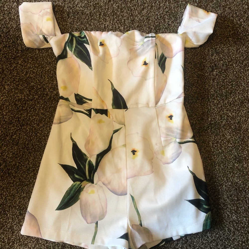 ✨Luxxel Floral Romper✨